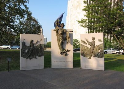 800px-New_York_State_Women_Veterans_Memorial_001